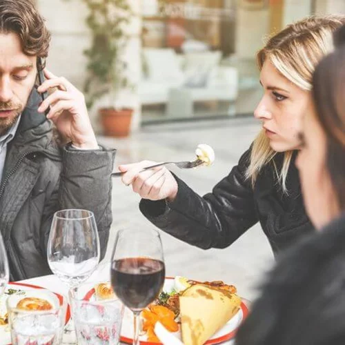 Τα πιο ενοχλητικά πράγματα που κάνουμε στα εστιατόρια, σύμφωνα με τους σερβιτόρους