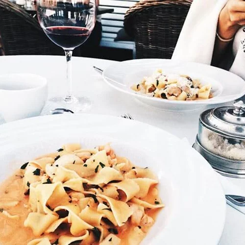 4 δοκιμασμένα tips για να φας έξω χωρίς να ξεφύγεις σε budget