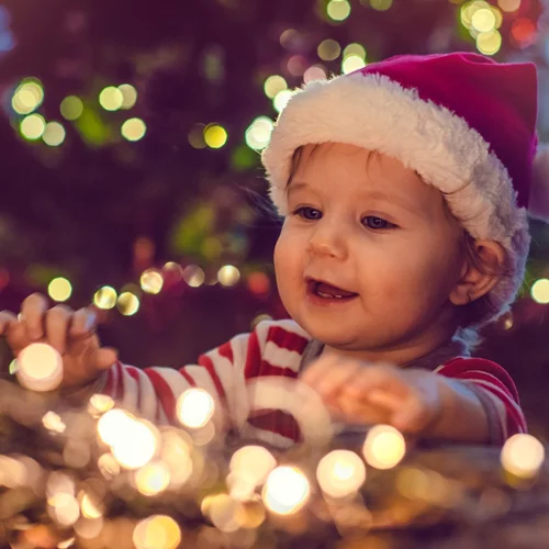 Χριστούγεννα με μωρό: Να στολίσεις δέντρο; Να βάλεις λαμπάκια; Οι απαντήσεις και το βίντεο που έγινε viral