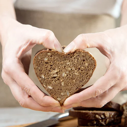 Τελικά κάνει να τρώμε ψωμί; Η διατροφολόγος Αμαλία Γιωτοπούλου απαντά