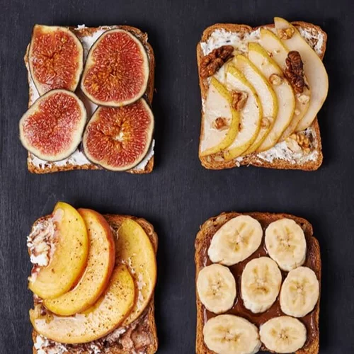 Τι να βάζεις στο ψωμί σου; Μαρμελάδα ή ταχίνι; Πραλίνα ή φιστικοβούτυρο; Τα πιο υγιεινά spreads και 5 πρωινά με λιγότερες από 100 θερμίδες