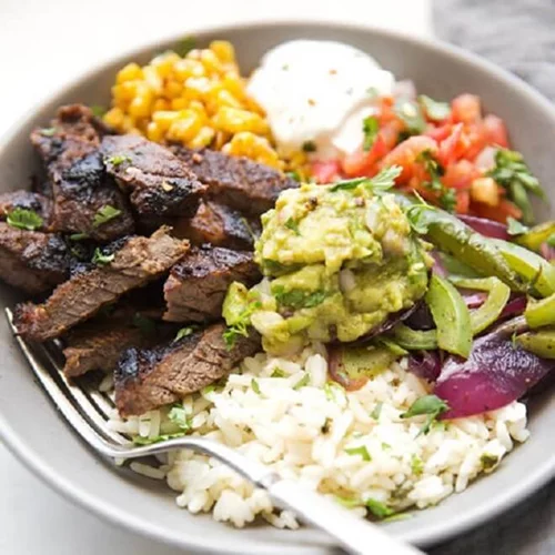 Σπιτικές φαχίτας: Λαχταριστά fajita bowls με μπριζόλα, ρύζι και γκουακαμόλε