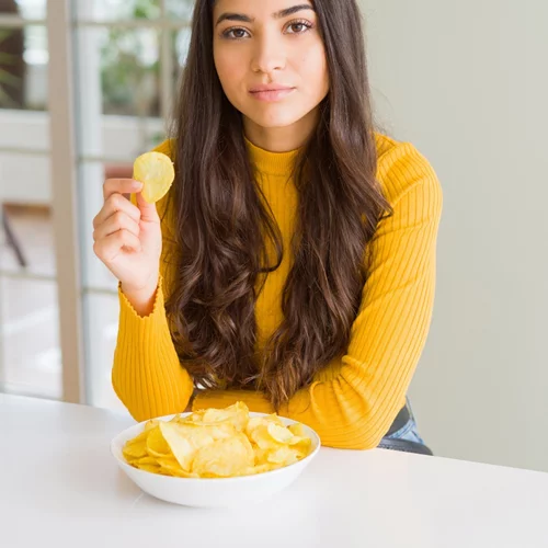 Οι 8 τροφές που σου προσθέτουν χρόνια, δημιουργούν σπυράκια και γενικά σου κάνουν κακό