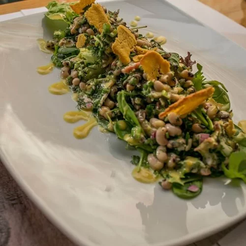 Συνταγή για σαλάτα με μαυρομάτικα φασόλια χταπόδι και μπισκότο φάβας