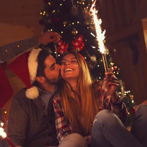 Γιατί φιλιόμαστε κάτω από το γκι; Να γιατί πρέπει να το κάνεις!