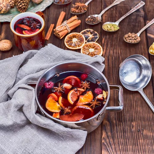 Πώς θα φτιάξεις ζεστό, γλυκό χριστουγεννιάτικο κρασί γκλουβάιν με κανέλα και μυρωδικά (Glühwein) χωρίς ζάχαρη