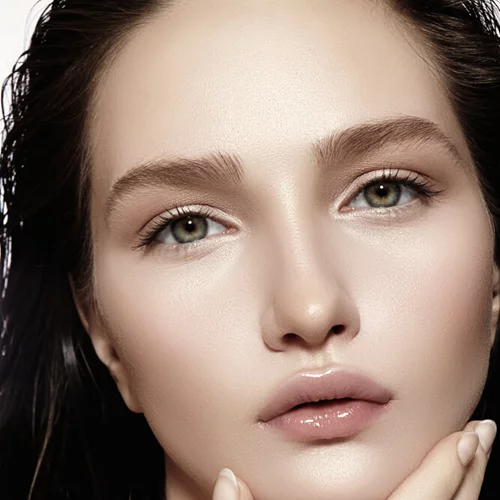 Ξέχνα το καστορέλαιο! Να τι πρέπει να χρησιμοποιείς για πυκνά φρύδια