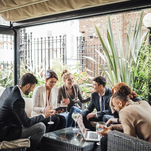 9 τρόποι για να θέλουν όλοι να είναι φίλοι σου!