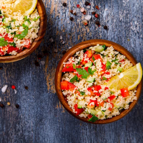 Πώς θα φτιάξεις ταμπουλέ: η νηστίσιμη και σούπερ γευστική σαλάτα που κρατάει μέρες στο ψυγείο!