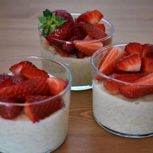 Νηστίσιμο ρυζόγαλο με γάλα καρύδας και φράουλες με συνταγή της ειδικού