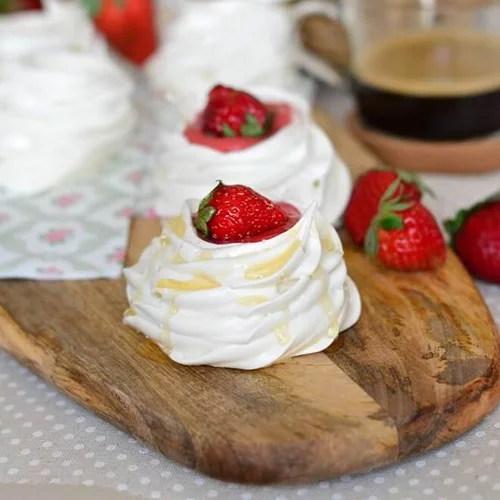 Skinny Pavlova με φράουλες μόνο με 150 θερμίδες