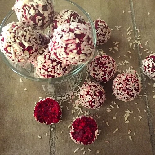 Γλυκές vegan τρούφες παντζαριού με καρύδα χωρίς ζάχαρη, χωρίς αλεύρι, χωρίς ψήσιμο