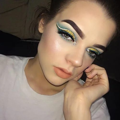 Πριν και μετά: Μία makeup artist δείχνει πώς καλύπτει το έκζεμα στο πρόσωπο της και μας εμπνέει