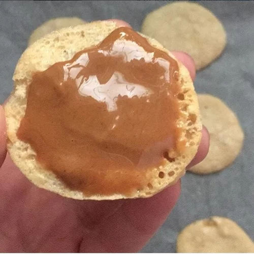 Τα μακαρόν αλλιώς! Φτιάξε vegan μαρέγκες με ρεβύθια όπως η Κλειώ Δημητριάδου