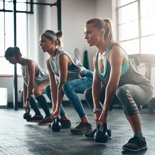 Ασκήσεις με kettlebell στο στεπ: Γύμνασε ταυτόχρονα χέρια και πόδια και δες αποτέλεσμα