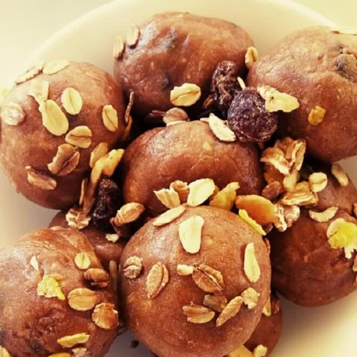 Μπάλες πρωτεΐνης με αλεύρι βρόμης, σοκολάτα και φυστικοβούτυρο