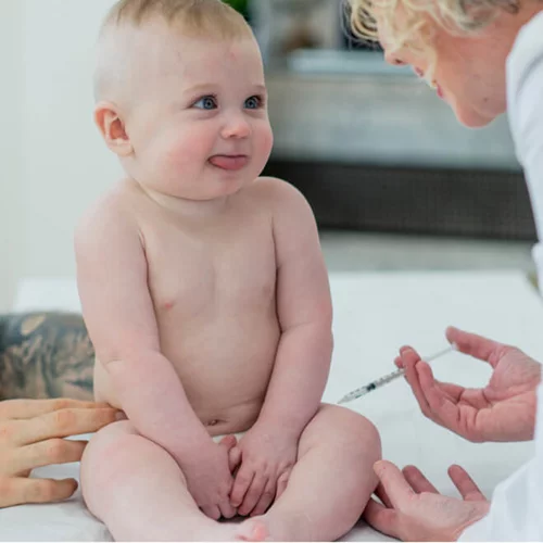 10 +1 ερωτήσεις για τα εμβόλια: Μπορεί να αρρωστήσει το παιδί; Είναι πιο βαριά τα πολυδύναμα; Προσφέρουν 100% προστασία;