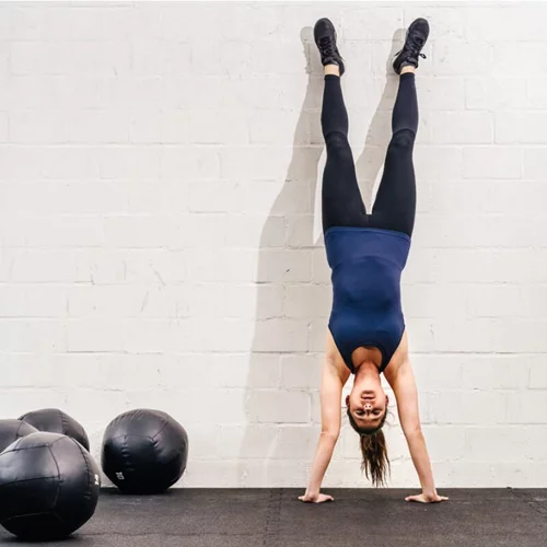 Ήξερες πόσο καλό σου κάνουν τα handstands;