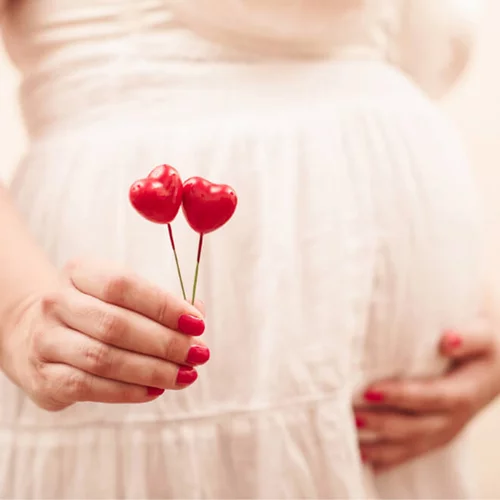 Έγκυος σε δίδυμα; Τι πρέπει να γνωρίζεις για τη δίδυμη κύηση