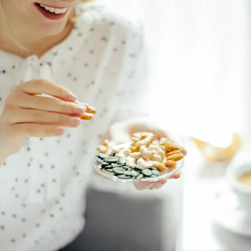 Ποια είναι τα ιδανικά σνακ για να μην πάρεις κιλα στις γιορτές;