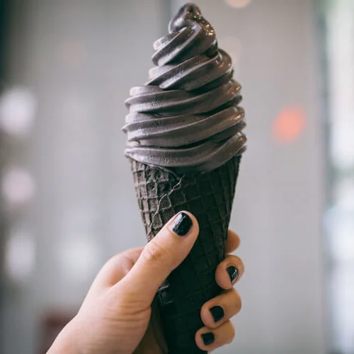 Ενεργός φυτικός μαύρος άνθρακας: Η τάση που θα αλλάξει τη διατροφή μας