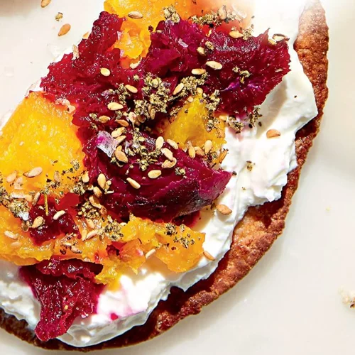 Με βάση το ψωμί: Γιαούρτι, λαχανικά, όσπρια, λίγο μέλι – οι πιθανοί συνδυασμοί επάνω σε μια αραβική πίτα ή σε πίτα για σουβλάκια