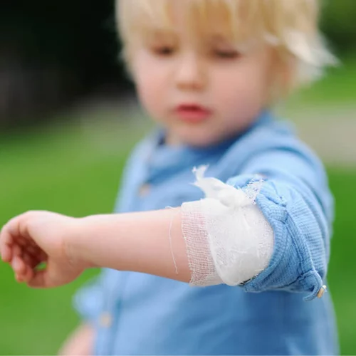 Κακοποιείται το παιδί; Τα στοιχεία που σοκάρουν και να γιατί κάνουν πολλές ερωτήσεις στο νοσοκομείο αν χτυπήσει κάποιο παιδί