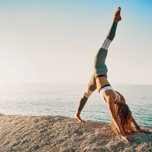 Βίντεο: Προπόνηση barre με ασκήσεις που γυμνάζουν κοιλιακούς και όλο το σώμα