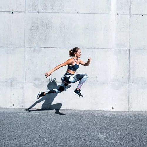 Διαλειμματική προπόνηση: Γιατί να την εντάξεις στη γυμναστική σου σύμφωνα με την personal trainer