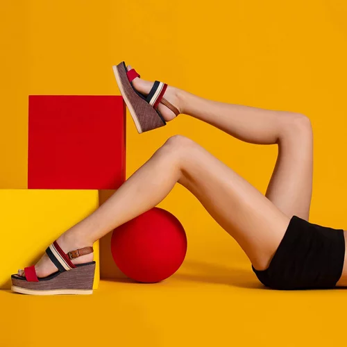 Μάθαμε πού θα βρεις μοναδικές εκπτώσεις στα παπούτσια