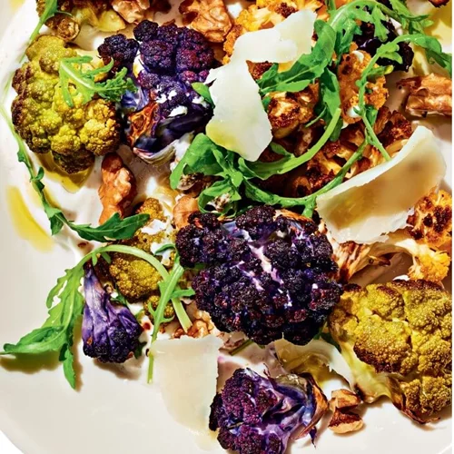 Υπέροχη σαλάτα με ψητό κουνουπίδι και καρύδια με σος γιαούρτι και κύμινο