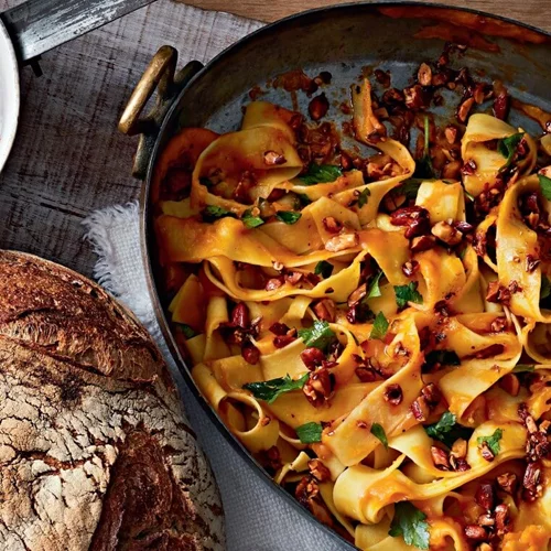 Παπαρδέλες με κρέμα κολοκύθας και πικάντικα αμύγδαλα