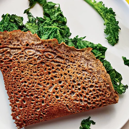 Κρέπες από φαγόπυρο με σοταρισμένα λαχανικά και σάλτσα romesco