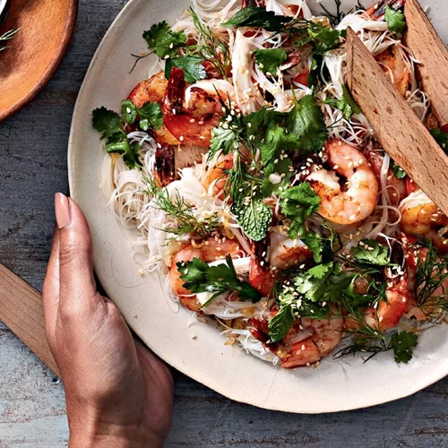 Noodles ρυζιού με γαρίδες, ταχίνι και σαλάτα με εσπεριδοειδή και μυρωδικά