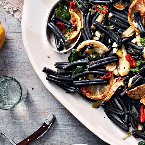 Ζυμαρικά με μελάνι σουπιάς, μάραθο, τσίλι και λεμόνι