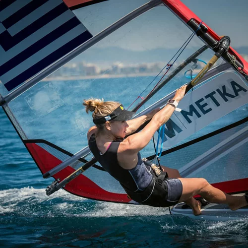 Γνωρίζουμε την ελληνίδα αθλήτρια windsurf Τζέλη Σκαρλάτου!