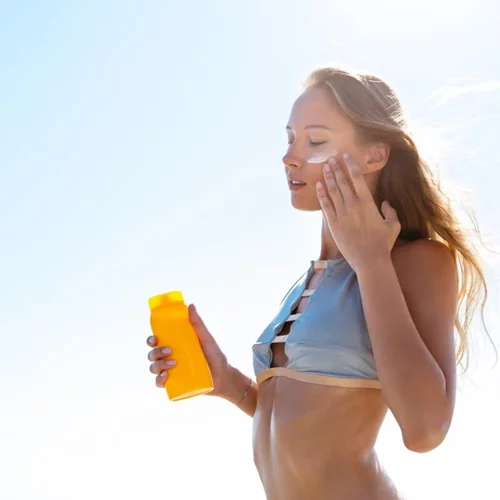 ΜΗΝ πιστεύεις αυτά για το αντηλιακό σου (και πώς θα διαλέξεις σωστά)