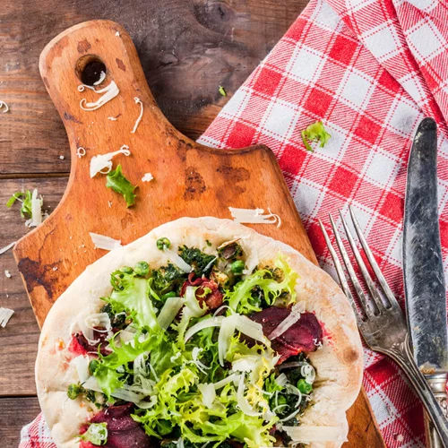 Vegan πίτσα με τυρί από κάσιους, σάλτσα pesto και λαχανικά