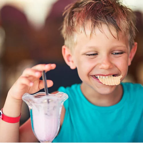 Τι να τρώνε τα παιδιά στις διακοπές; Οι υγιεινές επιλογές στο εστιατόριο ή την ταβέρνα και τι να αποφεύγεις