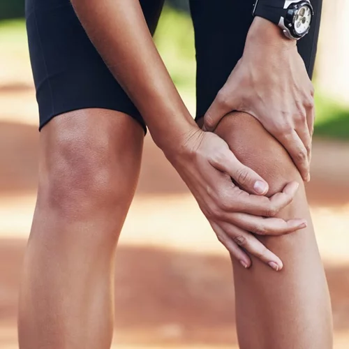 Πόνος στο γόνατο; Οι πιθανότερες αιτίες και τι πρέπει να κάνεις