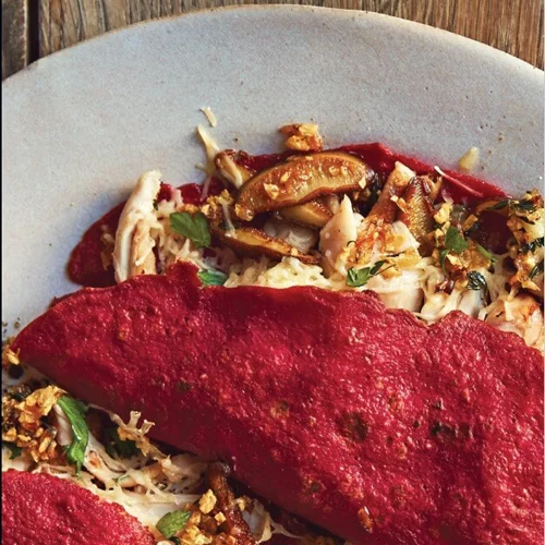 Κρέπες παντζαριού με κοτόπουλο, μανιτάρια και γραβιέρα