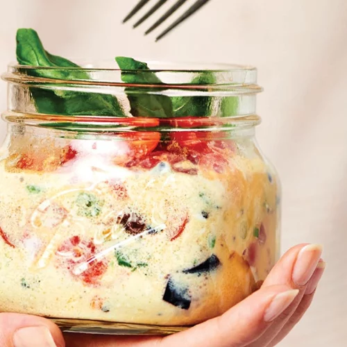 Ομελέτα με φέτα, ντομάτες και ελιές: Το τέλειο πρωινό της Κωνσταντίνας Μερκούρη φτιάχνεται σε βάζο!