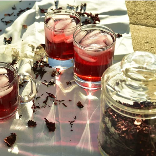 Κρύο τσάι από βότανα: 5 δροσιστικές επιλογές από την Κωνσταντίνα Μερκούρη