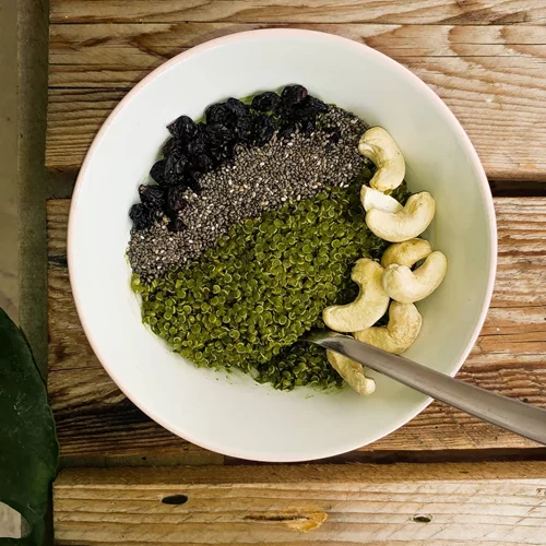 Υπερ-θρεπτικό πρωινό με κινόα, chia, μαύρες σταφίδες, ξηρούς καρπούς και matcha: Να τι τρώει το πρωί η nutrition editor του SHAPE
