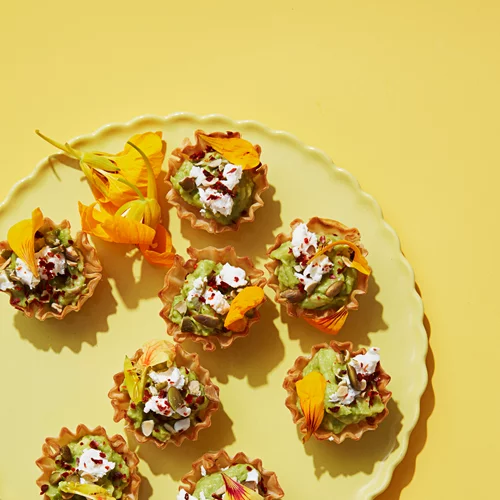 Τραγανές τάρτες με αβοκάντο και νεροκάρδαμο: Βάλε τα βρώσιμα λουλούδια στο πιο αγαπημένο γλυκό