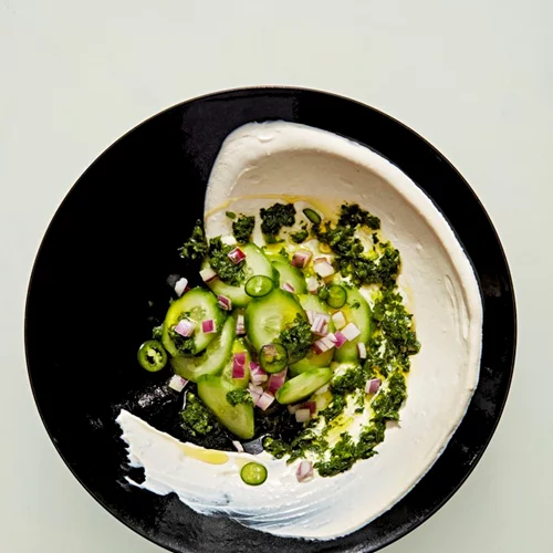 Ντιπ γιαουρτιού με χυμό από τουρσί και πικάντικη σάλτσα από πράσινα μυρωδικά