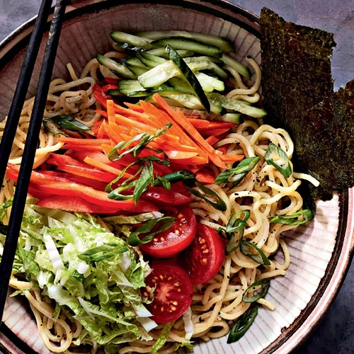 Πώς θα φτιάξεις το ιαπωνικό χορτοφαγικό mazemen με ό,τι έχεις στο ψυγείο σου!