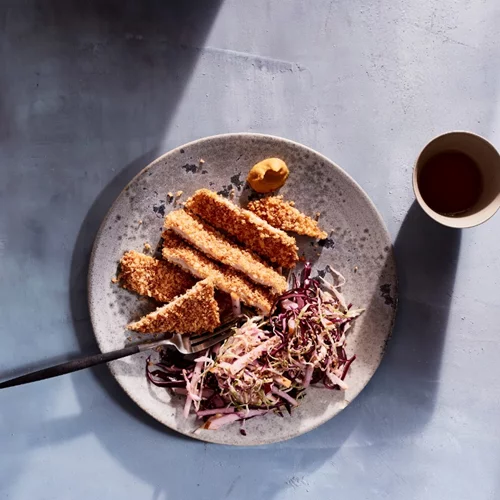 Ψητά torikatsu με σαλάτα λάχανο και σουσάμι: Οι Ιαπωνικές κοτολέτες κοτόπουλου που πρέπει να δοκιμάσεις