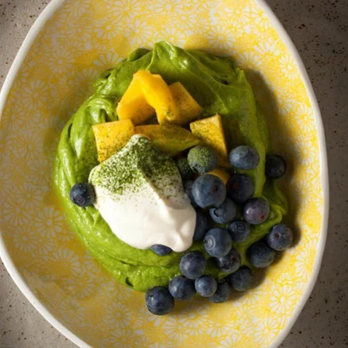 Smoothie bowl με αβοκάντο - σπανάκι: Η συνταγή της chef για ενέργεια όλη μέρα