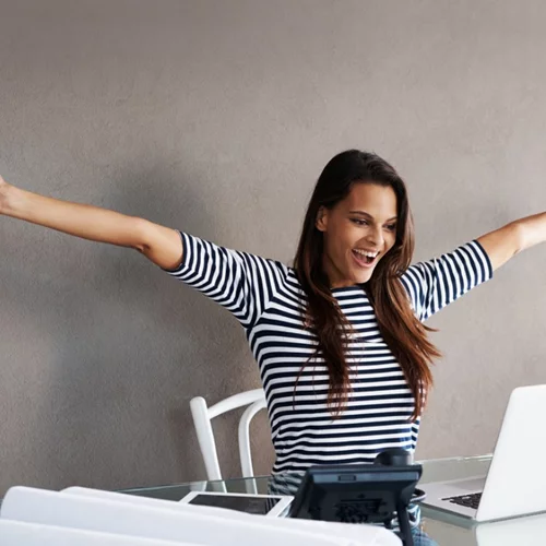 Οι ασκήσεις στην καρέκλα του γραφείου που κάνει και η fitness editor